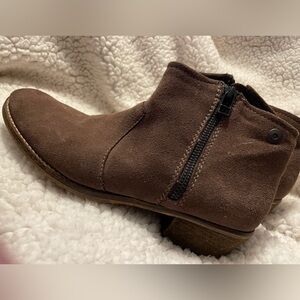 Steven by Steve Madden 9 faux suede brown zip low booties ankle boots